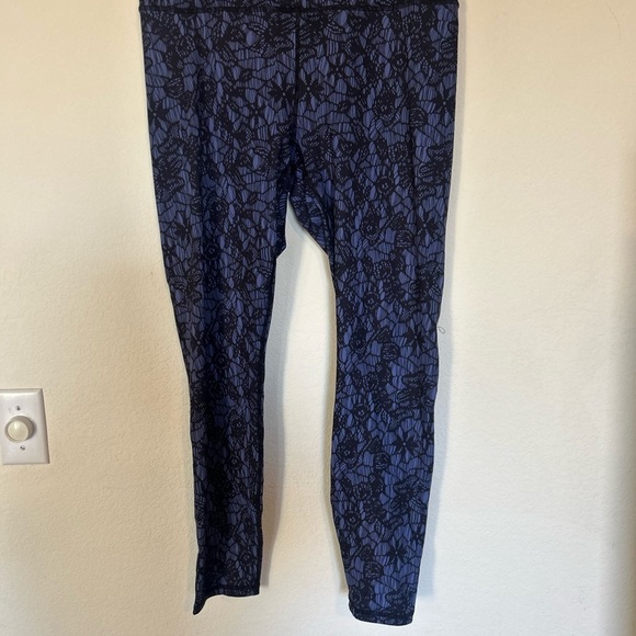 Fabletics PowerHold High Waisted 7/8 Legging Sabine
Blue Print Size Large - Picture 2 of 10